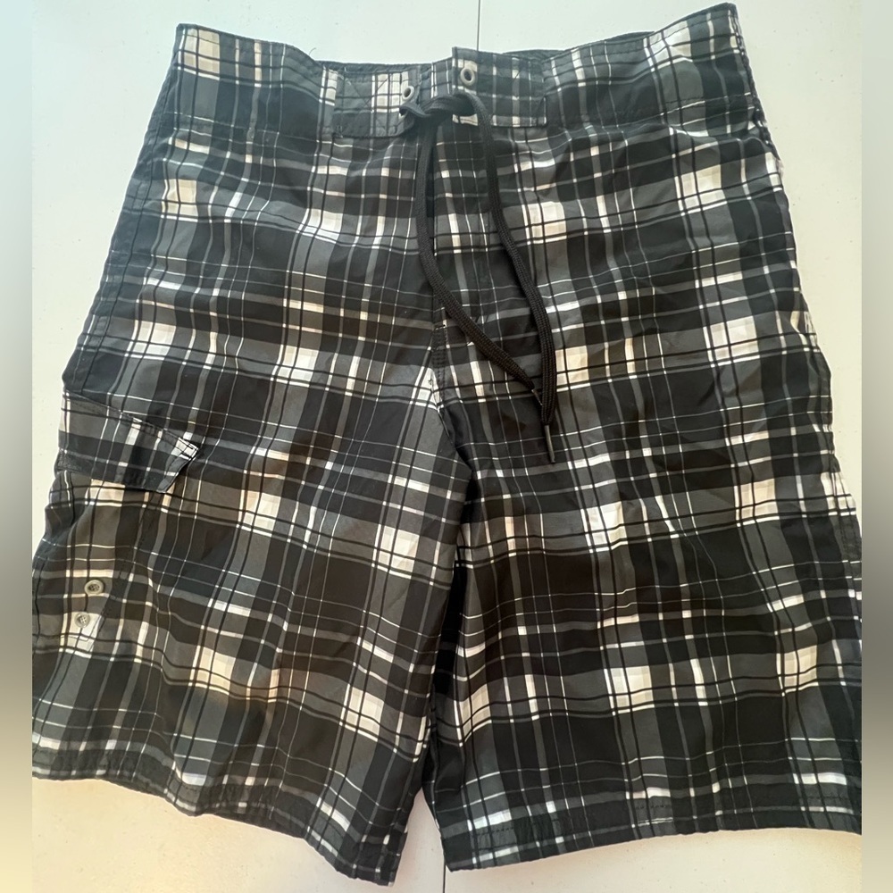 MOSSIMO SUPPLY MENS BLACK/WHITE PLAID HYBRID SWIM TRUNKS. SIZE 34. LIKE NEW